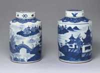 CIRCA 1800 TWO LARGE UNUSUAL BLUE AND WHITE TEA-JARS， LINERS AND RELATED COVERS